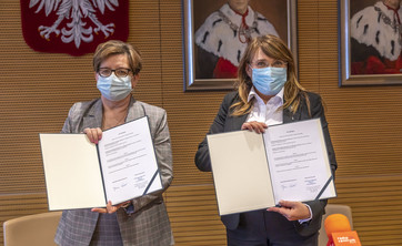 Podpisanie listu intencyjnego przez (od lewej) prof. PRz I. Włoch i mgr J. Kubit,