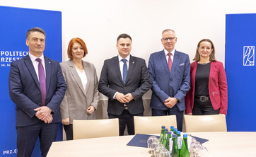 Od lewej: mgr P. Kuchta, prof. D. Papciak, M. Nazarewicz, prof. PRz L. Gniewek, prof. B. Tchórzewska-Cieślak,