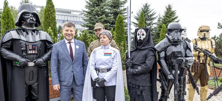 Prof. P. Koszelnik (drugi od lewej) w otoczeniu bohaterów „Gwiezdnych wojen”.