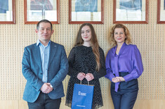 Stypendystka ministra nauki z dziekanką WZ prof. PRz B. Zatwarnicką-Madurą i prorektorem ds. studenckich i umiędzynarodowienia prof. PRz B. Millerem,