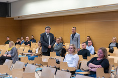 Dr A. Laska i prorektor ds. studenckich G. OStasz podczas pierwszych zajęć ze słuchaczami kierunku zarządzania bezpieczeństwem i higieną pracy,