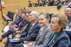 Od lewej: L. Gawryłow, J. Sawicka, K. Stachowska, A. Dąbrowska, prof. J. Sęp oraz przedstawicielki Departamentu Edukacji Nauki i Sportu Urzędu Marszałkowskiego