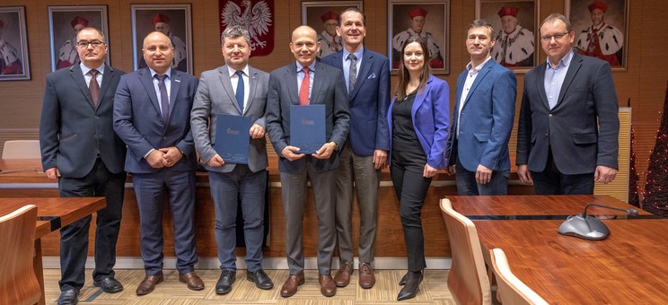 Od lewej: dr J. Wojturski, D. Mruk, prof. P. Koszelnik, T. Miśniakiewicz, prof. PRz R. Zajdel, K. Dołowacka, F. Różak, prof. PRz P. Bogusz,