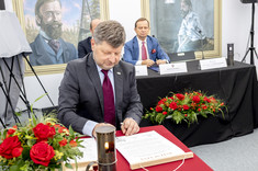 Rektor Politechniki Rzeszowskiej prof. P. Koszelnik podpisuje list intencyjny.