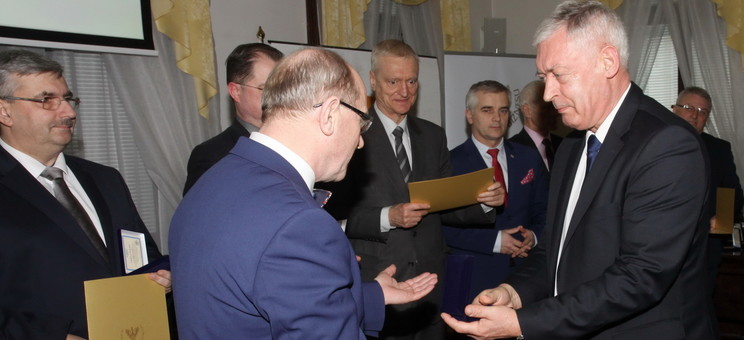 [VIDEO, FOTO] Rektor PRz uhonorowany złotym medalem Akademii Polskiego Sukcesu