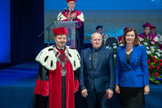 Od lewej prof. P. Koszelnik, mgr inż. M. Zych i E. Leniart,