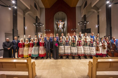 Zespół "Połoniny" z prof. P. Koszelnikiem i JE ks. biskupem K. Górnym (pośrodku),