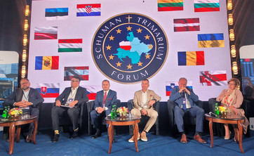 Uczestnicy panelu. Trzeci z prawej prof. G. Ostasz,