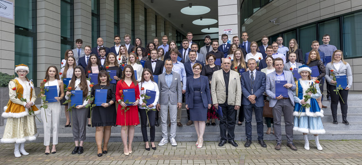 Nagrodzeni studenci wraz z władzami uczelni,