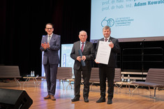 Od lewej: prof. PRz R. Zajdel, prof. K. Buczek, prof. P. Koszelnik, 