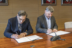 Od lewej: mgr inż. arch. A. Sapeta, prof. P. Koszelnik, 