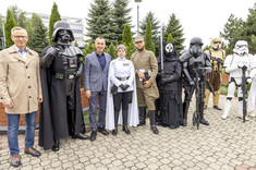 Prof. PRz L. Gniewek (pierwszy z lewej) i prof. G. Ostasz (trzeci z lewej) w otoczeniu bohaterów "Gwiezdnych wojen". 