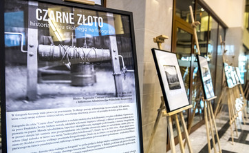 Wernisaż wystawy fotograficznej „Czarne Złoto – historia oleju skalnego na fotografii”