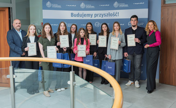 Finaliści Konkursu z dziekan WZ prof. PRz B. Zatwarnicką-Madurą (pierwsza z prawej) i dr. inż. M. Sołtyiakiem (pierwszy z lewej),