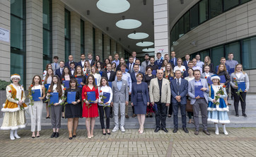 Nagrodzeni studenci wraz z władzami uczelni,
