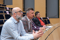 od lewej: M. Pieniążek, K. Ignaczak, w tle prof. J.R. Rak,