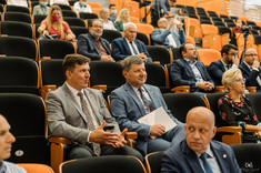 Uczestnicy spotkania, na pierwszym planie rektor prof. P. Koszelnik,