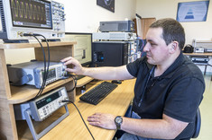 Mgr inż. P. Kubiszyn na stanowisku do wzorcowania częstościomierzy i czasomierzy cyfrowych,