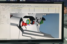 Studenci mechaniki i budowy maszyn podczas interaktywnych warsztatów dotyczących nowoczesnych narzędzi i technologii,