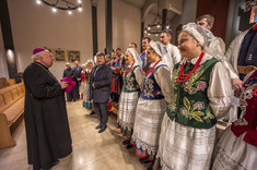 Od lewej: JE ks. biskup K. Górny, JM Rektor prof. P. Koszelnik z "Połoninami",