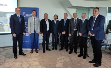 Od lewej: prof. PRz G. Masłowski, prof. PRz R. Zajdel, dr inż. R. Ziemba, dr inż. K. Kamuda, dr inż. W. Sabat, prof. PRz M. Węglarski, prof. PRz P. Jankowski-Mihułowicz, prof. PRz D. Mazur,