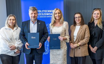 Od lewej: prof. PRz A. Sikora, rektor prof. P. Koszelnik, dr inż. B. Szafrańska, P. Multan, arch. D. Bober,