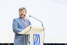 Rektor prof. Piotr Koszelnik,