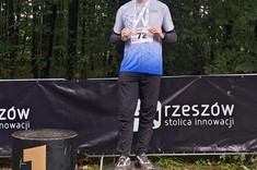 Mariusz Szarek na trzecim stopniu podium na Rzeszowskim Biegu Górskim