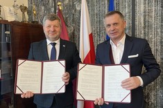 Od lewej: prof. dr hab. inż. P. Koszelnik, dr hab. Stanisław Mazur, prof. UEK,