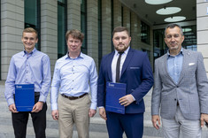 Nagrodzeni studenci wraz z prof. G. Ostaszem (pierwszy od prawej),