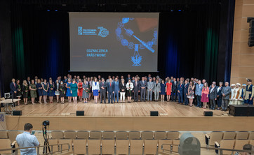 Odznaczeni pracownicy Politechniki Rzeszowskiej z władzami uczelni i wojewodą podkarpackim.