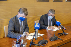 Porozumienie podpisali prof. P. Koszelnik i S. Sienko,
