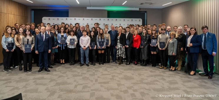 Stypendystki i stypendyści z przedstawicielami władz Podkarpacia i uczelni,