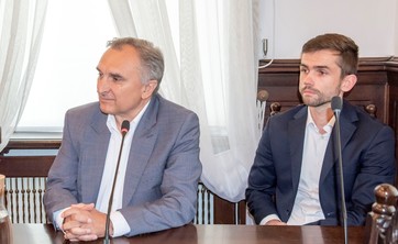 Od lewej: prof. dr hab. inż. T. Siwowski, dr inż. M. Szarata,