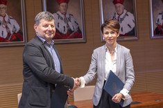 Od lewej: prof. P. Koszelnik, mgr E. Greszczuk-Sokół,