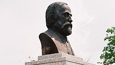 Pomnik I.Łukasiewicza obok budynku S