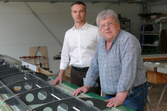 Od lewej: dr hab. inż. Andrzej Kubit, prof. PRz wraz z właścicielem z PPHU EKOLOT H. Słowikiem, przy konstrukcji skrzydła nowego samolotu