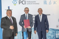 Od lewej: S. Kruczek, prof. PRz P. Jankowski-Mihułowicz, J. Kubrak,