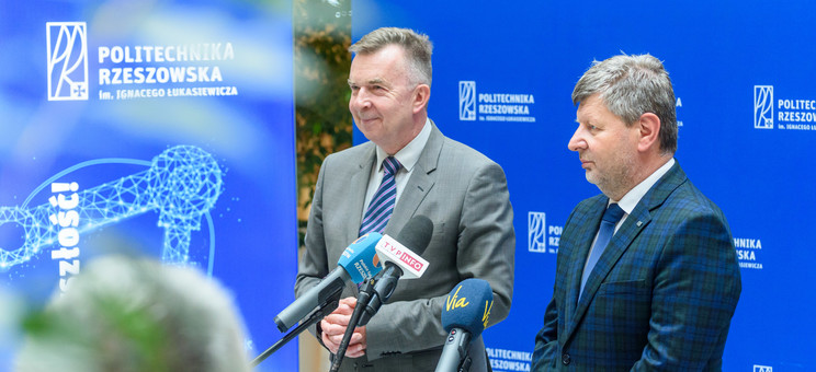Od lewej: minister nauki Dariusz Wieczorek, rektor Politechniki Rzeszowskiej prof. Piotr Koszelnik, 