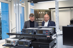 Rektor Politechniki Rzeszowskiej prof. dr hab. inż. Piotr Koszelnik oraz dyrektor Centrum Technicznego firmy APTIV Services Poland S.A. Pan Dariusz Mruk w Laboratorium Metrologii A.211,