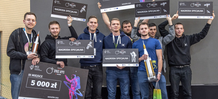 Zwycięska drużyna Studenckiego Koła Naukowego Informatyków „Kod”